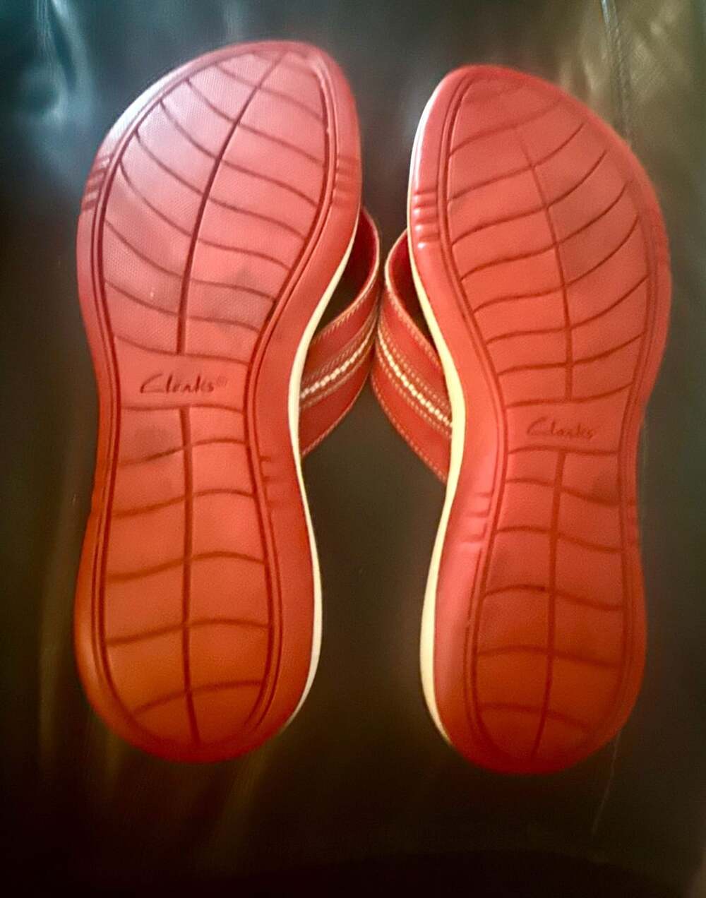 Clarks Women's Jazz Red Sandals Flip Flops US SIZE 11 M - Picture 2 of 3